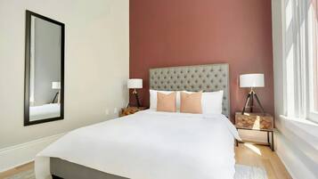 Tabla de planchar con plancha, wifi gratis y ropa de cama