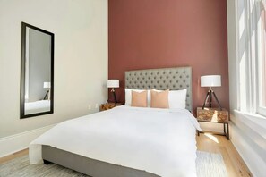 Tabla de planchar con plancha, wifi gratis y ropa de cama 