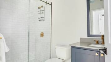 Douche, sèche-cheveux, serviettes fournies