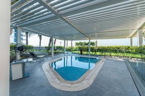 Outdoor pool - Bluewaters Island 1BR Sea & Ain View (Dubai)