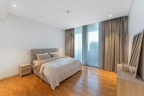 Cortinas blackout, tabla de planchar con plancha y wifi gratis 