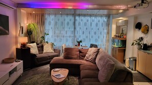Smart TV, video games, books, music library - Stylish Home w/n Central Wellington - Free Parking (Wellington)