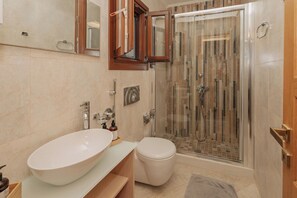 Regadera, tina de hidromasaje, secadora de cabello, bidet