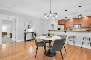 Dining - Prime Location, Walkable Historic District 2BDR | The Juliette #104 by AvantStay (Savannah)