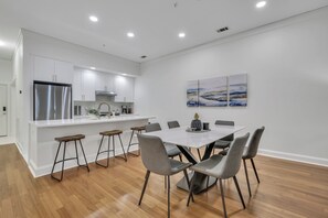Dining - Modern 2BDR ADA in Walkable Historic District | The Juliette #102 by AvantStay (Savannah)