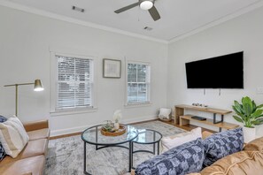 Smart TV - Modern 2BDR ADA in Walkable Historic District | The Juliette #102 by AvantStay (Savannah)
