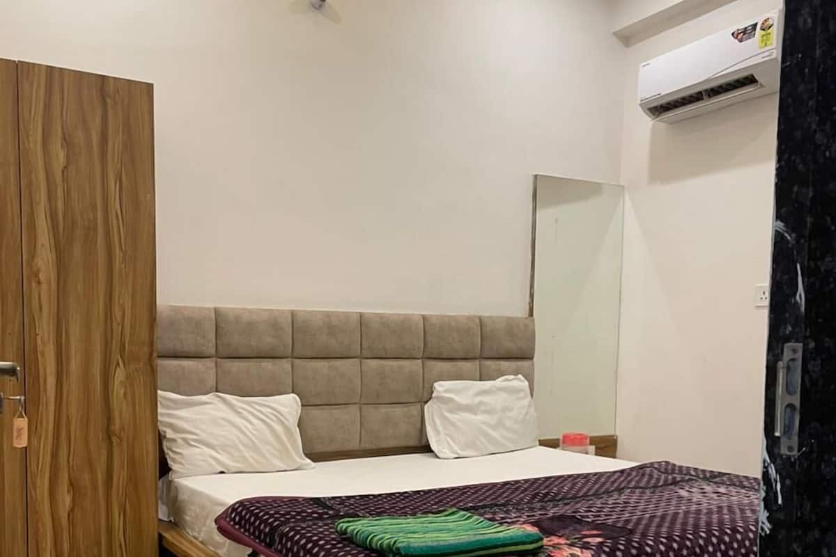 Deluxe Double Room | Laptop workspace, free WiFi