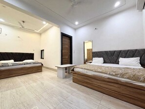 Deluxe Double Room | Laptop workspace, free WiFi