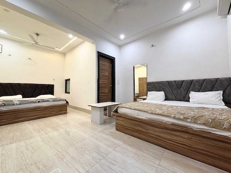 Deluxe Double Room | Laptop workspace, free WiFi