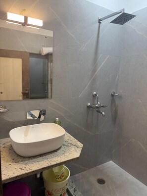 Premium Room | Bathroom | Shower, free toiletries, towels, soap - Vallabh Villas Guest House (Varanasi)