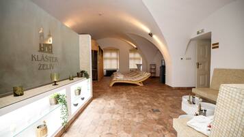 Behandlingsrom for par, massasje med varme steiner og dypvevsmassasje