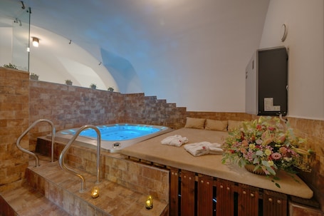Couples treatment rooms, hot stone massages, deep-tissue massages. Klášter Želiv