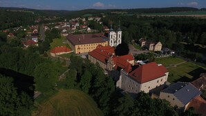 Eine Vogelperspektive einer Stadt mit einer markanten Kirche und umliegenden Gebäuden.