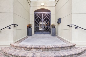 Exterior detail - Prime Walkable Location | Historic District 2BR | The Juliette #304 by AvantStay (Savannah)