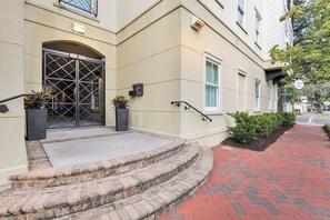 Exterior detail - Walkable Historic District | 3BDR Group Getaway | The Juliette #205 by AvantStay (Savannah)