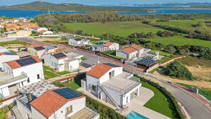 Zona residencial con casas modernas, paneles solares y una piscina.