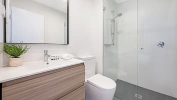 Dusche, Haartrockner, Handtücher, Seife