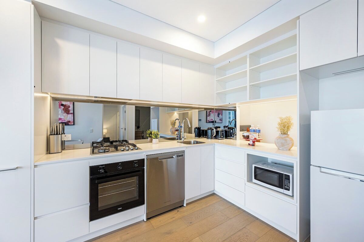 Kühlschrank, Mikrowelle, Ofen, Geschirrspüler