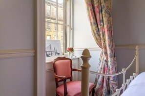 2 bedrooms, iron/ironing board, Internet, bed sheets - Classic 2 BDR Georgian Flat in Central Edinburgh (Edinburgh)
