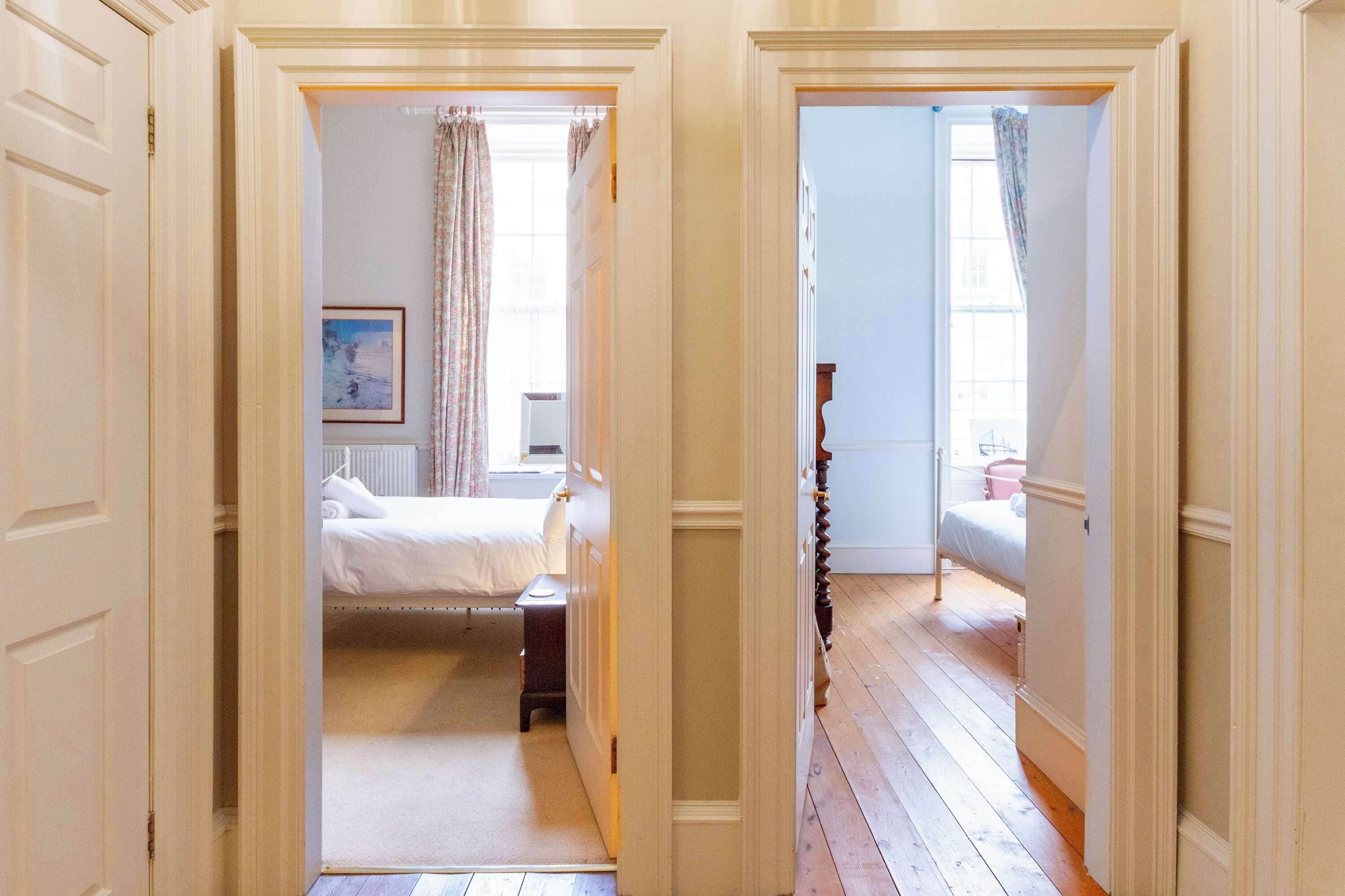 2 chambres, fer et planche à repasser, accès à Internet, literie fournie