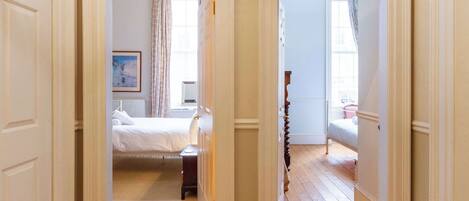 Iron/ironing board, Internet, bed sheets