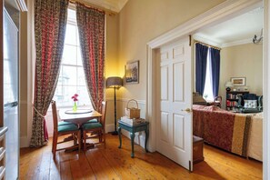 Dining - Classic 2 BDR Georgian Flat in Central Edinburgh (Edinburgh)