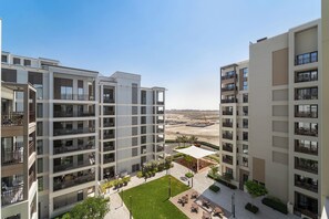 Terrace/patio - 1BR Balcony & Luxury Amenities (Dubai)