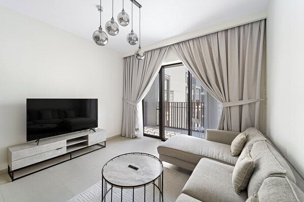 Living area - 1BR Balcony & Luxury Amenities (Dubai)