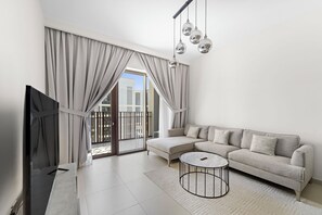 Living area - 1BR Balcony & Luxury Amenities (Dubai)