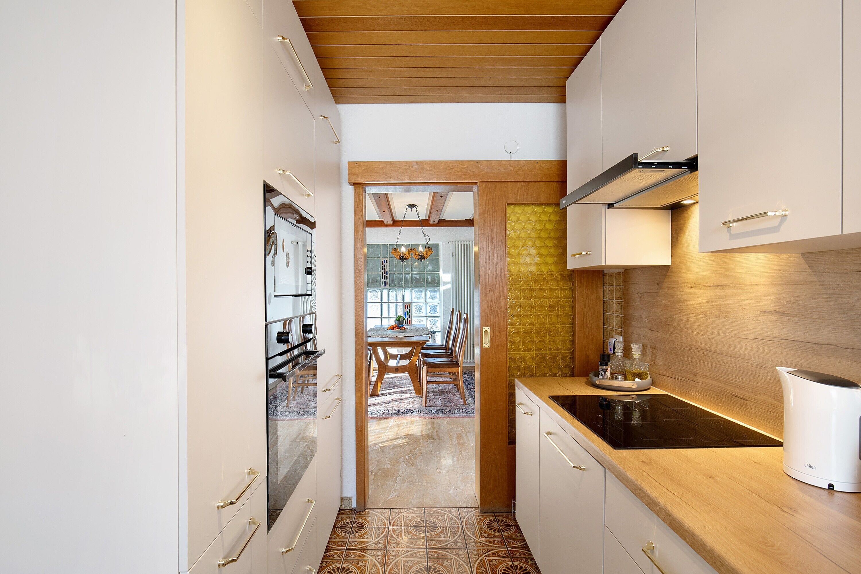 Wasserkocher mit Kaffee-/Teezubehör, Kühlschrank, Mikrowelle, Ofen