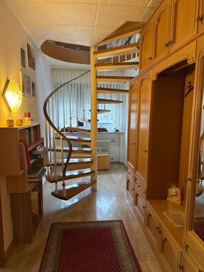 Interior - Apartment “Omas volle Hütte” with Mountain View, Private Terrace & Wi-Fi (Mühltal)