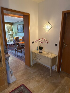 Interior - Apartment “Omas volle Hütte” with Mountain View, Private Terrace & Wi-Fi (Mühltal)