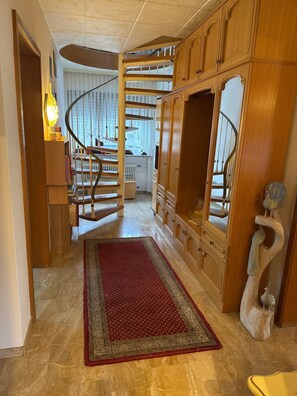 Iron/ironing board, WiFi, bed sheets - Apartment “Omas volle Hütte” with Mountain View, Private Terrace & Wi-Fi (Mühltal)