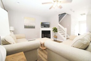 Televisión, chimenea y oficina 