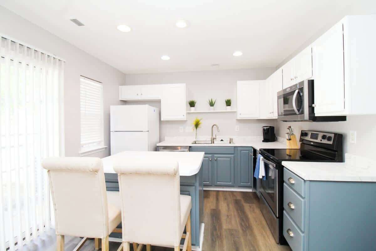 Kylskåp, mikrovågsugn, ugn och spishäll