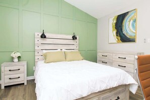 Escritorio, tabla de planchar con plancha, wifi y ropa de cama 