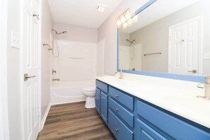 Shower, hair dryer, towels - Cozy Corner on Bridford Downs 2BD & 2.5Bath (Greensboro)