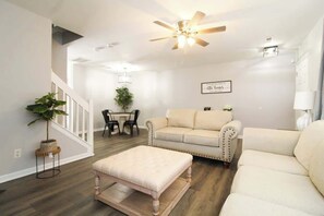 Televisión, chimenea y oficina 