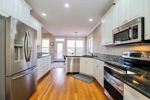 Private kitchen - Faye Dr Mid-Term Rental for Pros (Greensboro)