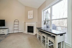 Interior - Faye Dr Mid-Term Rental for Pros (Greensboro)