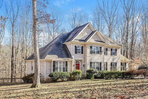 Exterior - Faye Dr Mid-Term Rental for Pros (Greensboro)
