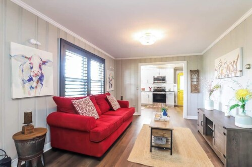 Modern 2BR near WFU  Steps to LJVM Coliseum  Family-Friendly & Fast WiFi