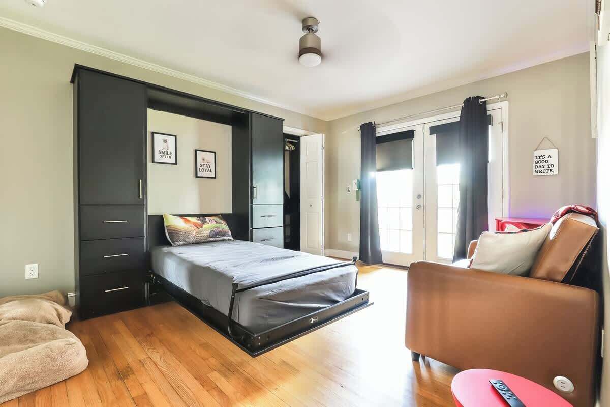 Desk, WiFi, bed sheets