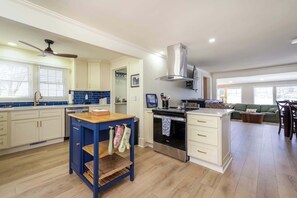 Fridge, microwave, oven, stovetop - Cozy Lake House on Abbots Creek, Lexington NC (Lexington)
