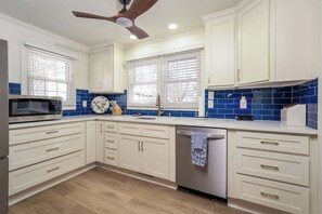 Fridge, microwave, oven, stovetop - Cozy Lake House on Abbots Creek, Lexington NC (Lexington)