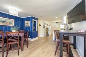 Dining - Cozy Lake House on Abbots Creek, Lexington NC (Lexington)