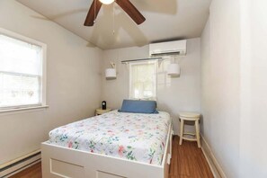Room - Mellow Yellow & Cozy! (Greensboro)