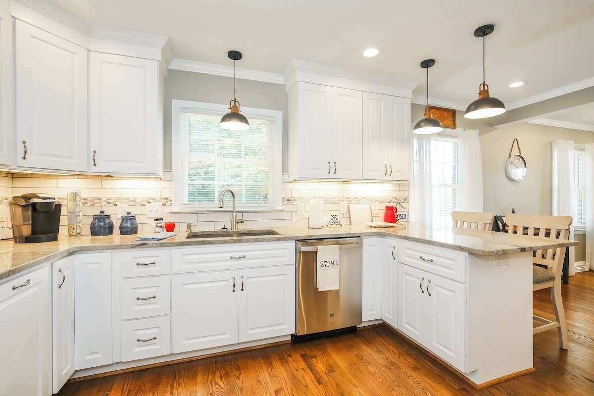 Geschirrspüler, Wasserkocher mit Kaffee-/Teezubehör