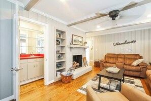 TV, fireplace, offices - Country Comfort Hideaway (Julian)