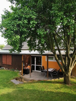 Outdoor dining - Holiday Home 'Ferienhaus Enger' with Private Terrace, Wi-Fi and Air Conditioning (Saalfeld/Saale)